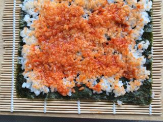 4、鱼子酱寿司,放上鱼子酱