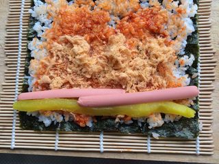 5、鱼子酱寿司,放好食材