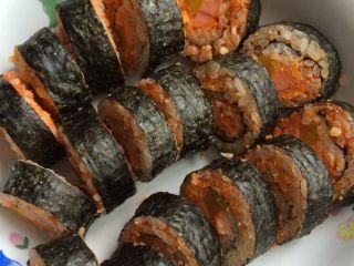 7、鱼子酱寿司,切好装盘