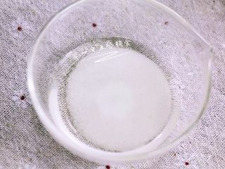 1、紫甘蓝茼蒿寿司饭,先煮好白米饭。调好寿司醋，一碗米饭 用10克 白醋+5克 糖+1克 盐 刚刚好，用筷子搅匀，糖和盐要彻底融化。