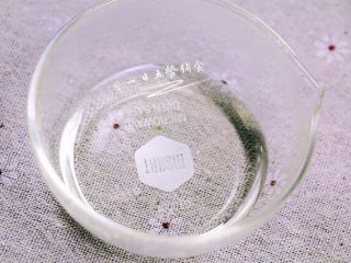 2、紫甘蓝茼蒿寿司饭,冬天有点难融化，碗下面放一碗热水，或者微波炉转个10秒，很容易就化开咯~