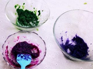 3、紫甘蓝茼蒿寿司饭,加几滴白醋，紫甘蓝颜色立马变成紫红色。米饭里有寿司醋，最后紫色那份也会变成紫红色，差别不大，你弄个2种颜色就好，不要像我这样3种。