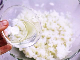 4、紫甘蓝茼蒿寿司饭, 取一碗米饭，热的时候就加入调好的“寿司醋”，搅拌均匀。这个饭就成了寿司饭。