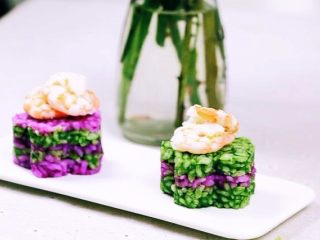 5、紫甘蓝茼蒿寿司饭,烫了几只虾放在最上面装饰。