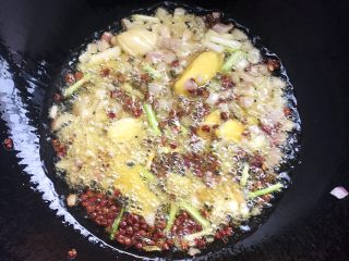 3、麻辣烫,放入第二步左边准备好的调料,炒香。