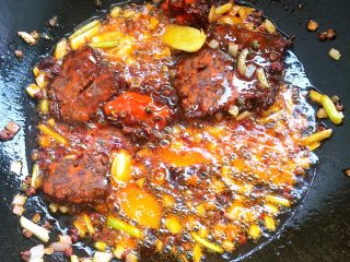 4、麻辣烫,加入火锅料炒香。