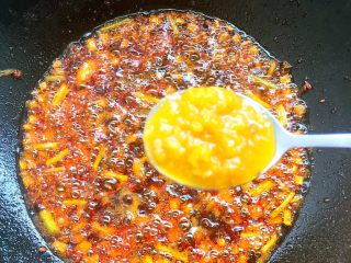 5、麻辣烫,火锅料炒香后,再加两颗小冰糖(一定不能让汤底吃出甜味)和黄灯笼辣椒酱。