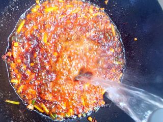 6、麻辣烫,冰糖化了就加开水。