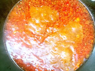 7、麻辣烫,让汤底煮5分钟。