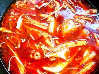 8、麻辣烫,加菇类煮好捞出。