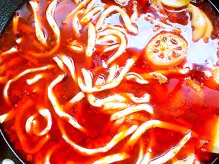 9、麻辣烫,然后加入土豆粉,藕,土豆,煮5分钟,土豆熟了就马上捞出。不然你的汤会根…………