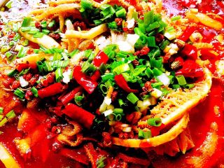 11、麻辣烫,然后将步骤2右边准备的调料撒在上面,另起锅烧一点热油淋在这些调料上面。