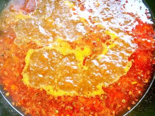 10、麻辣烫,然后汤保持滚开,下毛肚,煮15秒,捞出。