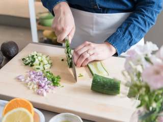 1、金枪鱼鱼排佐黄瓜鳄梨色拉酱,洋葱和蒜削皮后剁碎。香菜剁碎，墨西哥辣椒切半，去籽，然后也剁碎。清洗黄瓜，切半后切丁。制作鳄梨沙拉酱：将牛油果切半，去核并挖出果肉。将半份果肉放到碗中压成泥。倒入青柠汁和橘子汁，搅拌至呈奶油质地。加入洋葱、香菜和辣椒，搅拌均匀。放入蒜、莳萝和盐调味。