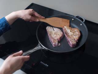 3、金枪鱼鱼排佐黄瓜鳄梨色拉酱,用盐和胡椒调味金枪鱼鱼排，抹上油，然后放到不粘锅中，大火煎，每面30-60秒，煎至半熟。佐以鳄梨沙拉酱，趁热享用，可淋上一些柠檬汁和橄榄油。祝好胃口！