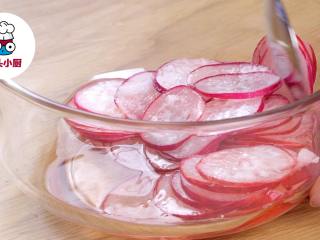 1、零难度寿司甜甜圈,樱桃萝卜5个削成薄片装碗，加入盐2g、寿司醋5ml，拌匀腌制10分钟