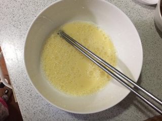 1、快手卷饼,一个鸡蛋和清水打散