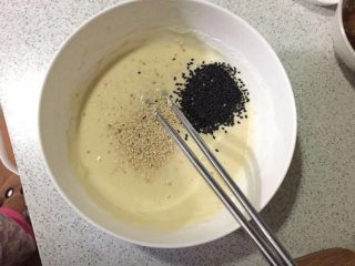 2、快手卷饼,放入适量熟芝麻搅匀备用（黑白随意）