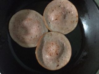 3、快手卷饼,平底锅刷油，煎火腿片，炒香鸡蛋碎
