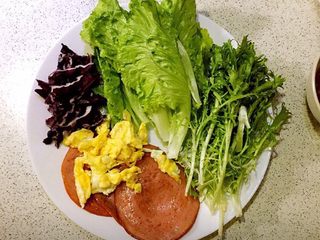 4、快手卷饼,准备好菜品，可随自己喜好搭配