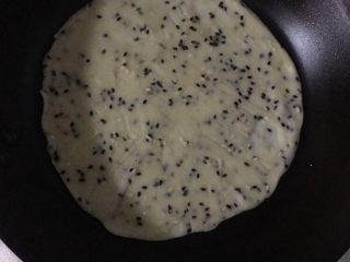 5、快手卷饼,另起平底锅，刷油 放一勺面糊，摊平