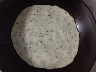 6、快手卷饼,待凝固后翻面，刷油，两面刷油（一定要刷油，不然就是死面饼了）