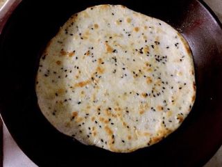 7、快手卷饼,煎至两面金黄即可