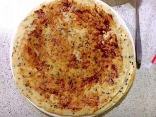 8、快手卷饼,抹适量的甜面酱