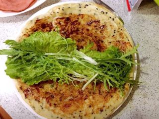 9、快手卷饼,放上生菜 苦菊
