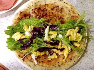 10、快手卷饼,放上蛋碎 紫甘蓝