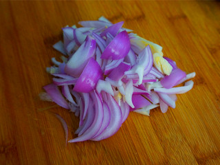 1、肉沫酱炒茄子,洋葱剥皮切小块