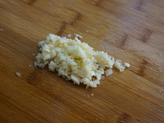 2、肉沫酱炒茄子,大蒜切细细的沫