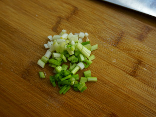 4、肉沫酱炒茄子,葱头切小碎