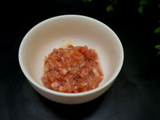 5、肉沫酱炒茄子,瘦肉剁成肉糜，加入少许生抽，胡椒粉，生粉，食用油搅拌均匀腌制会儿