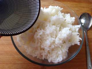 3、清甜玉米寿司,把寿司醋倒入米饭中拌匀