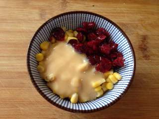 4、清甜玉米寿司,玉米粒、蔓越莓干混合加入炼乳拌匀