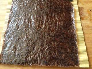 5、清甜玉米寿司,寿司帘上铺好一张紫菜