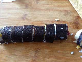 11、清甜玉米寿司,用快刀切成小段就可以享用了