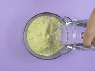 1、无添加安心炼乳,全脂奶粉150g加入纯净水300ml搅拌均匀