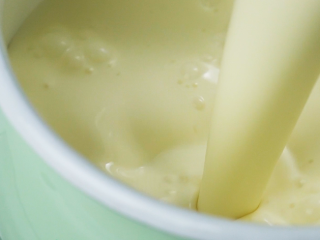 2、无添加安心炼乳,牛奶倒入奶锅中