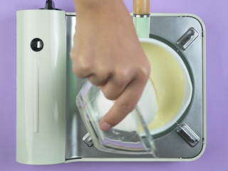 3、无添加安心炼乳,加入白砂糖100g