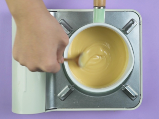 4、无添加安心炼乳,开小火，不停搅拌熬煮至浓稠，关火