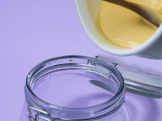 5、无添加安心炼乳,将炼乳倒入密封罐中，置于冰箱冷藏保存