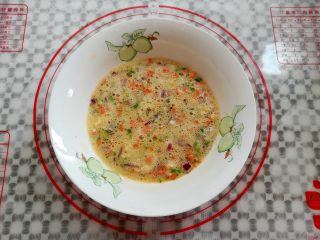 8、洋葱蔬米饼,加入盐混合均匀