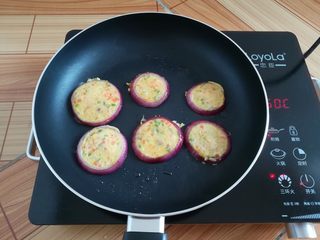 11、洋葱蔬米饼,洋葱蔬米饼煎到表面凝固,翻面再煎1分钟就可以出锅了