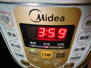 2、三文鱼饭卷&西洋参鸡汤,中午出门前将米入炖锅,加入几滴橄榄油,因为泡的时间较长,所以要减少水米比例为1:1,炖出的米粒粒晶莹,定时起炖,晚上一到家就能直接做炒饭了。