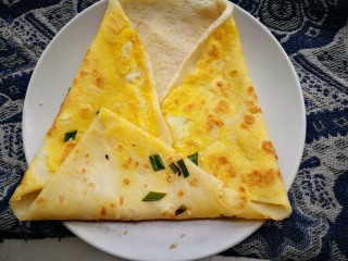 10、三文鱼饭卷&西洋参鸡汤,鸡蛋、面粉、水搅匀,入平底锅小火煎成鸡蛋饼,倒扣出锅。