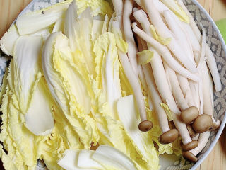 1、番茄火锅,准备好娃娃菜、鸡腿菇,洗净待用。