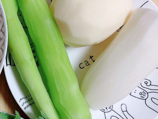 2、番茄火锅,再准备白萝卜、青笋、藕,削皮洗净待用。