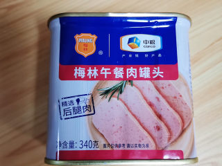 4、番茄火锅,准备好午餐肉。